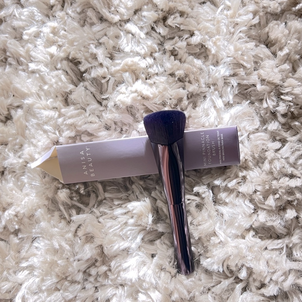 Mini foundation brush